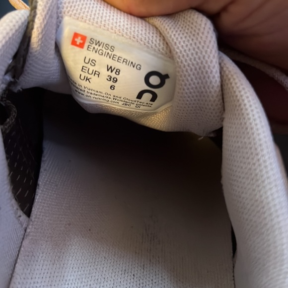 COPY - Like New OnCloud shoes size 8 - Picture 6 of 6